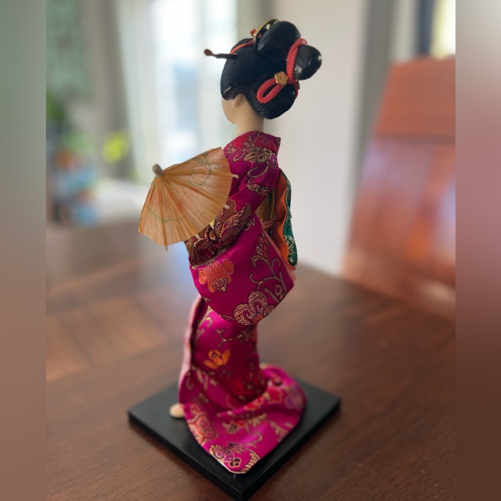Beautiful Japanese Doll in Kimono with umbrella - Picture 4 of 8